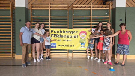 Bürgermeister Christian Dungl schaute persönlich bei der Auftaktveranstaltung "Mit Feri in die Ferien" in der Schneeberghalle vorbei. 